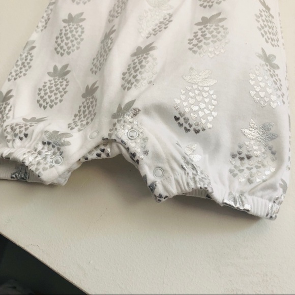 White onsie with Shimmering Pineapple 3-6 months - Picture 3 of 7